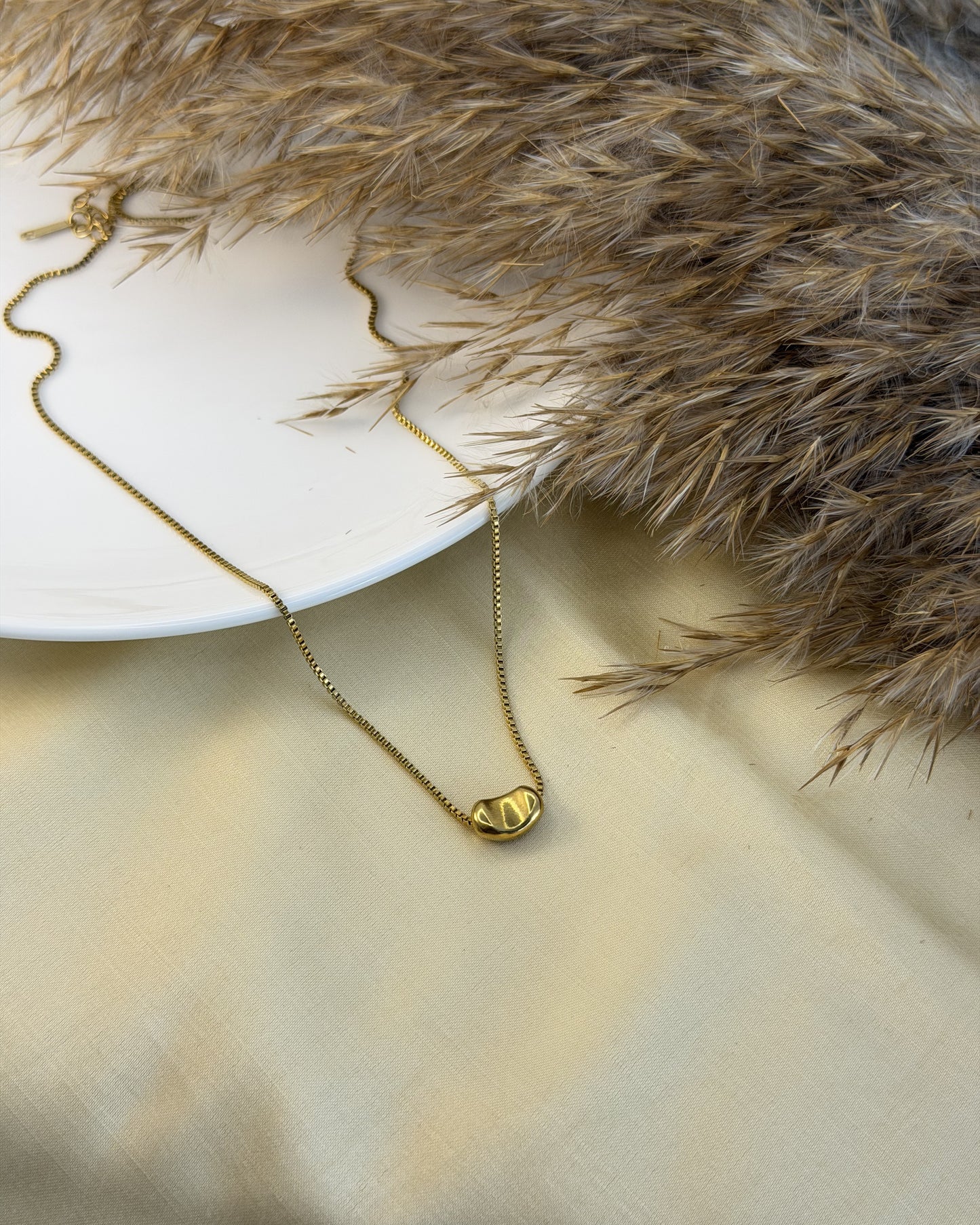 Vera Gold Curve Necklace